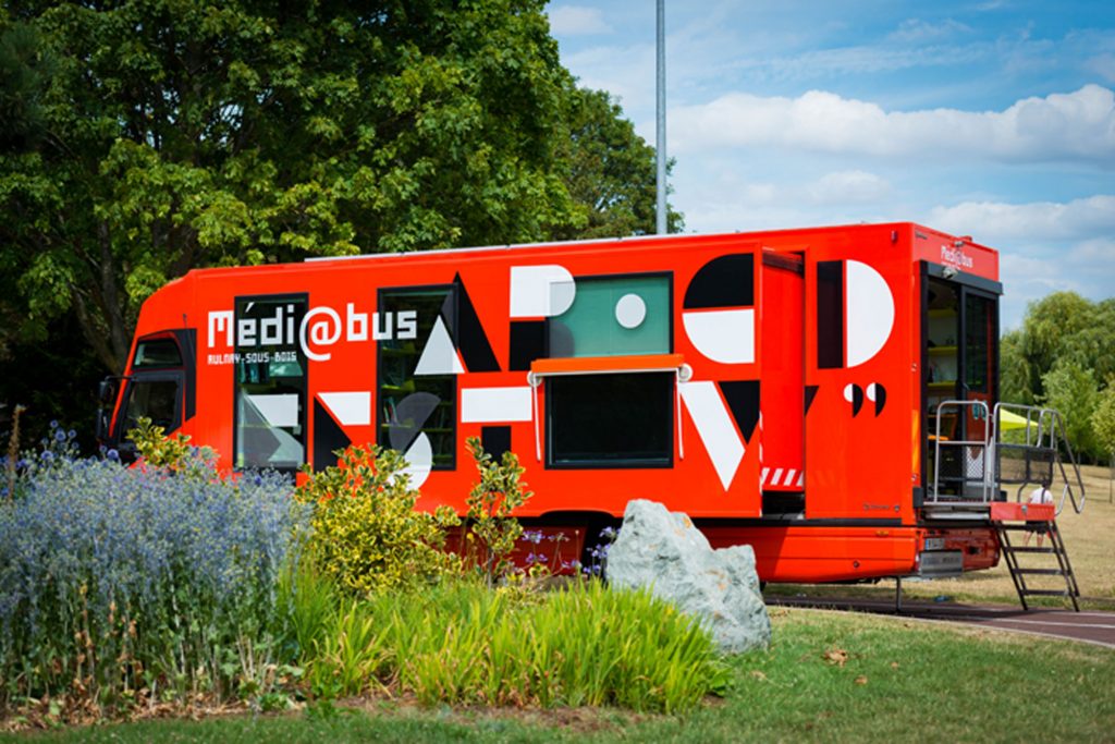 Photo du Médiabus dans le parc Robert Ballanger