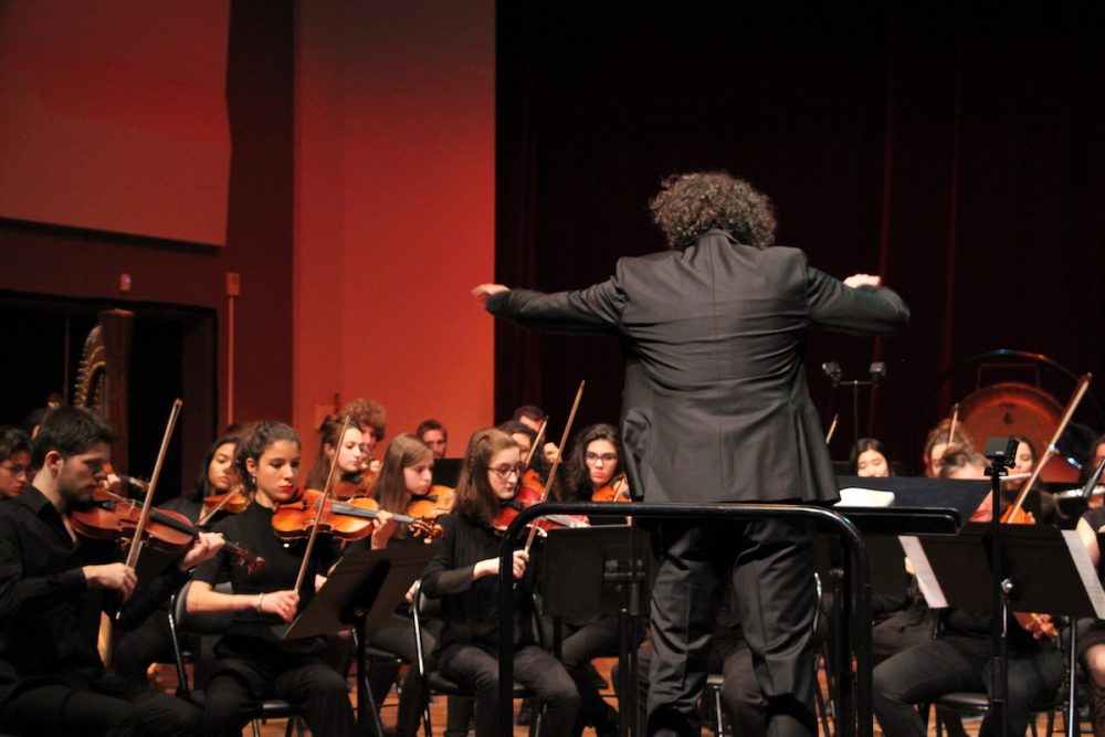 Orchestre symphonique dirigé par Alexandre Grandé