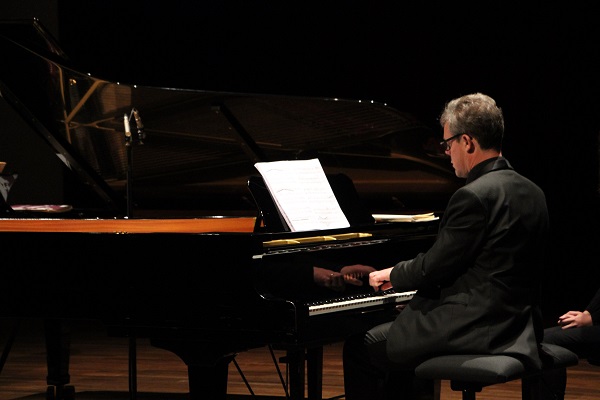 Julien Guénebaut au piano