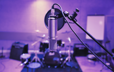 Studio avec micro, illustrant l'univers des musiques actuelles