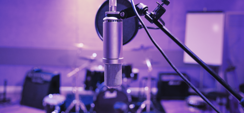 Studio avec micro, illustrant l'univers des musiques actuelles