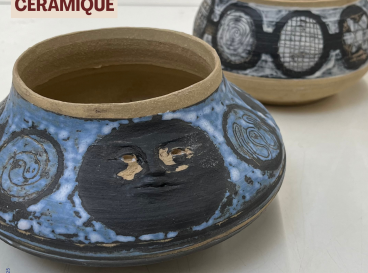 Stage de céramique Marajoara à l’École d’art Claude Monet, illustré par deux pièces en terre décorées.