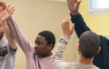 Moment de complicité entre enfants et adultes lors d’une activité collective.
