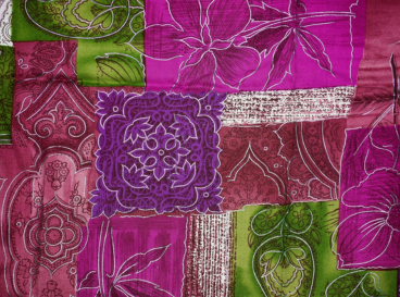 Assemblage de motifs floraux et géométriques dans des tons fuchsia, vert et violet