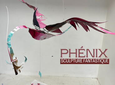 Affiche du stage "Phénix – Sculpture fantastique" à l’École d’art Claude Monet, illustrée par une sculpture suspendue en papier coloré.