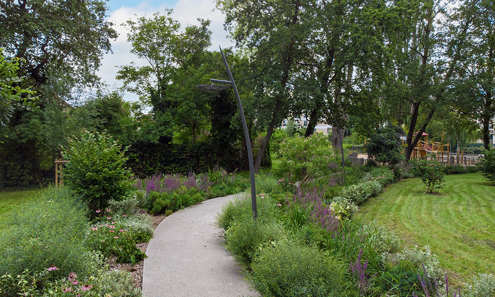 Structures de jeux pour enfants dans un espace vert arboré