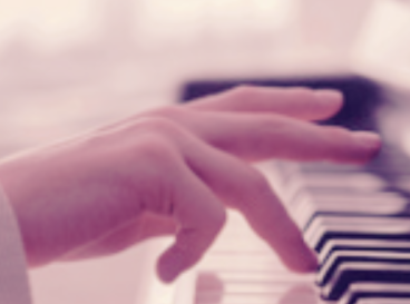Main jouant sur un piano